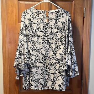 Rose & Olive floral 3/4 ruffle sleeve blouse size 1X.